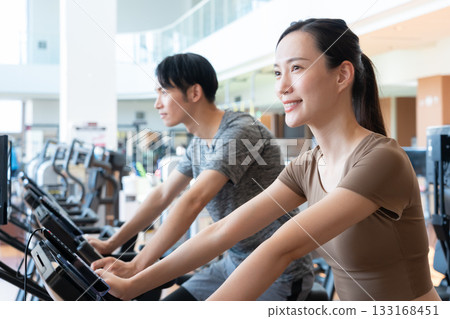 Young men and women training at a sports gym. Photo courtesy of Sports Club & Sauna Spa Renaissance Makuhari 24 133168451