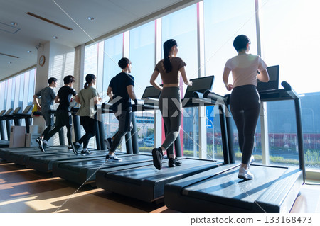 一群年輕男女在健身房訓練。照片由 Renaissance Makuhari 24 運動俱樂部及桑拿水療中心提供。 一群年輕男女在健身房訓練。照片由 Renaissance Makuhari 24 運動俱樂部及桑拿水療中心提供。 133168473