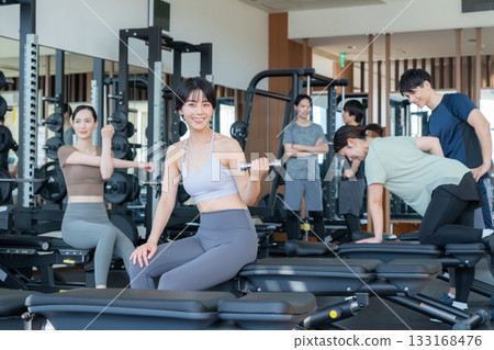 一群年輕男女在健身房訓練。照片由 Renaissance Makuhari 24 運動俱樂部及桑拿水療中心提供。 一群年輕男女在健身房訓練。照片由 Renaissance Makuhari 24 運動俱樂部及桑拿水療中心提供。 133168476