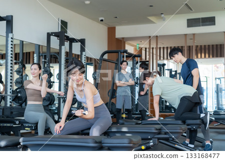 一群年輕男女在健身房訓練。照片由 Renaissance Makuhari 24 運動俱樂部及桑拿水療中心提供。 133168477