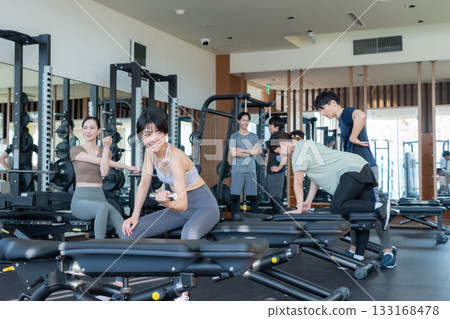 一群年輕男女在健身房訓練。照片由 Renaissance Makuhari 24 運動俱樂部及桑拿水療中心提供。 133168478