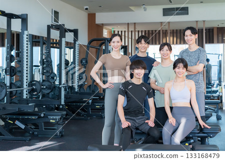 一群年輕男女在健身房訓練。照片由 Renaissance Makuhari 24 運動俱樂部及桑拿水療中心提供。 133168479
