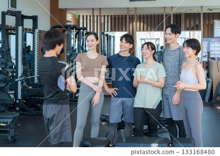 Young men and women training at a sports gym. Photo courtesy of Sports Club & Sauna Spa Renaissance Makuhari 24 133168480