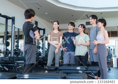 Young men and women training at a sports gym. Photo courtesy of Sports Club & Sauna Spa Renaissance Makuhari 24 133168481