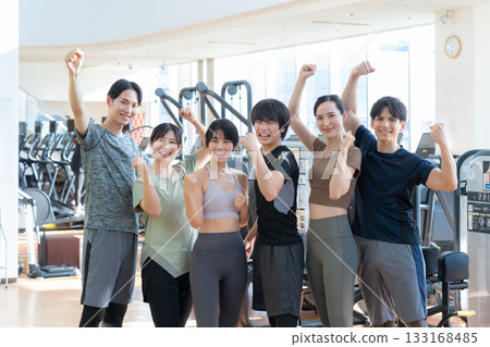 Young men and women training at a sports gym. Photo courtesy of Sports Club & Sauna Spa Renaissance Makuhari 24 133168485