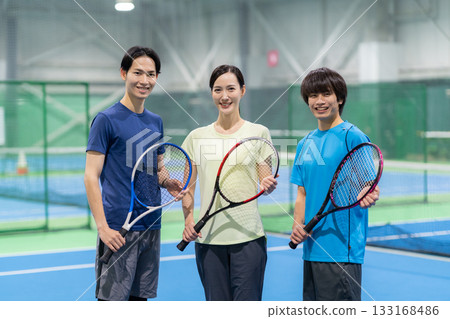 一群年輕男女在體育館打網球。照片由 Renaissance Makuhari 24 運動俱樂部及桑拿水療中心提供。 一群年輕男女在體育館打網球。照片由 Renaissance Makuhari 24 運動俱樂部及桑拿水療中心提供。 133168486