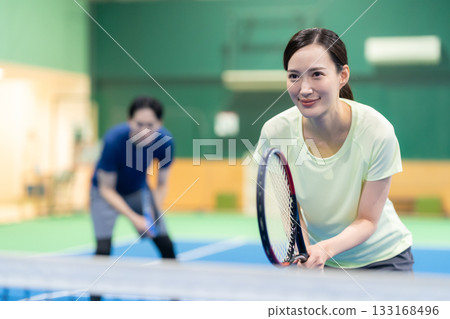 一群年輕男女在體育館打網球。照片由 Renaissance Makuhari 24 運動俱樂部及桑拿水療中心提供。 133168496