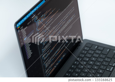 一台筆記型電腦，螢幕上顯示正在開發中的程式碼。 133168625