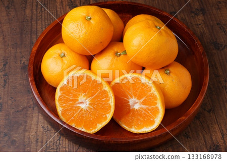 Sweet Wakayama mandarins 133168978