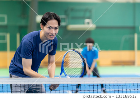 一位年輕男子在健身房打網球。照片由 Renaissance Makuhari 24 運動俱樂部及桑拿水療中心提供。 133169512