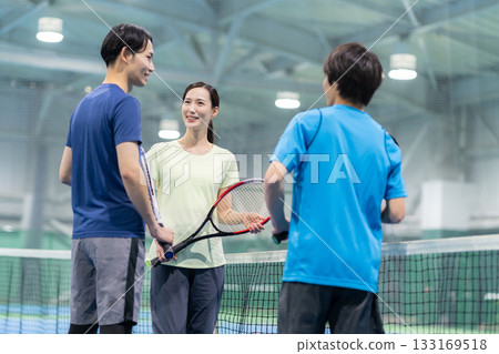 一群年輕男女在體育館打網球。照片由 Renaissance Makuhari 24 運動俱樂部及桑拿水療中心提供。 133169518