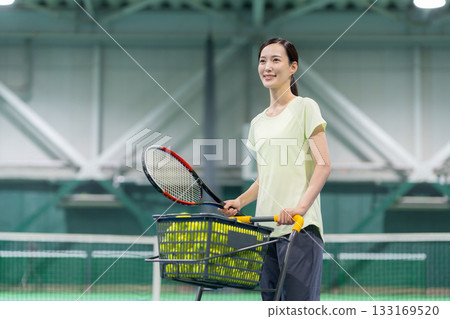 一位年輕女子在健身房打網球。照片由 Renaissance Makuhari 24 運動俱樂部及桑拿水療中心提供。 133169520