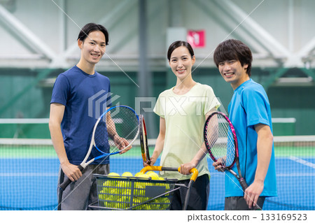 一群年輕男女在體育館打網球。照片由 Renaissance Makuhari 24 運動俱樂部及桑拿水療中心提供。 133169523