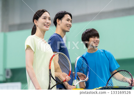 一群年輕男女在體育館打網球。照片由 Renaissance Makuhari 24 運動俱樂部及桑拿水療中心提供。 133169526