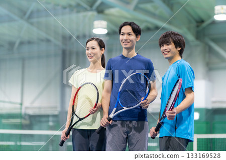 一群年輕男女在體育館打網球。照片由 Renaissance Makuhari 24 運動俱樂部及桑拿水療中心提供。 133169528