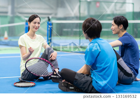 一群年輕男女在體育館打網球。照片由 Renaissance Makuhari 24 運動俱樂部及桑拿水療中心提供。 133169532
