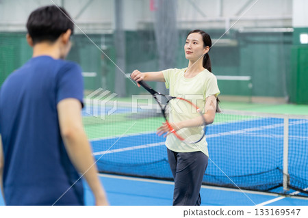 一群年輕男女在體育館打網球。照片由 Renaissance Makuhari 24 運動俱樂部及桑拿水療中心提供。 133169547