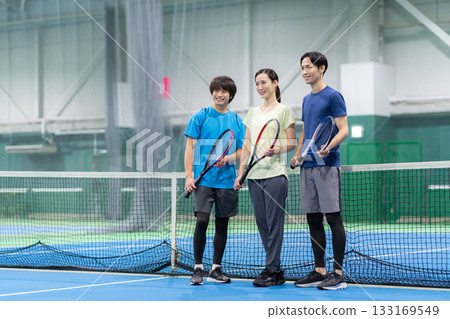 一群年輕男女在體育館打網球。照片由 Renaissance Makuhari 24 運動俱樂部及桑拿水療中心提供。 133169549