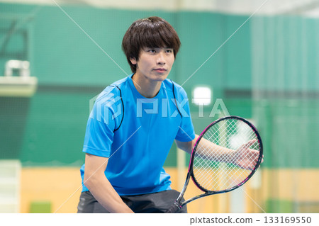 一位年輕男子在健身房打網球。照片由 Renaissance Makuhari 24 運動俱樂部及桑拿水療中心提供。 133169550