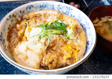 美味的豬排飯和味噌湯 美味的豬排飯和味噌湯 133170237