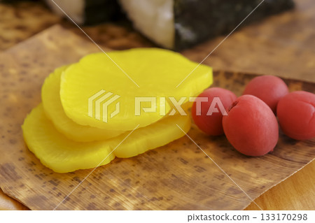 看起來很美味的醃李子和醃蘿蔔 133170298