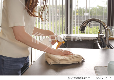 女人的手正在擦拭廚房 女人的手正在擦拭廚房 133170306
