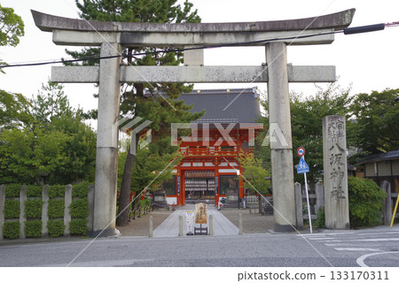 京都八坂神社的朱紅色塔門 133170311