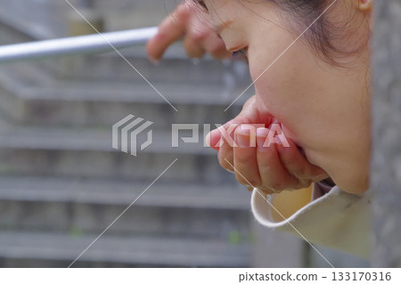 一位女子在京都清水寺音羽瀑布邊飲水 133170316