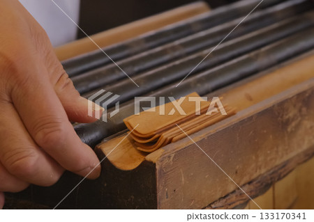 京都特產手工八橋的製作過程 京都特產手工八橋的製作過程 133170341