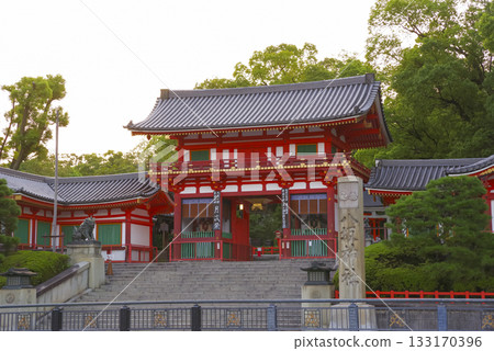 京都八坂神社的朱紅色塔門 京都八坂神社的朱紅色塔門 133170396