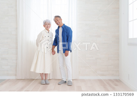 Smiling senior couple in a room 133170569