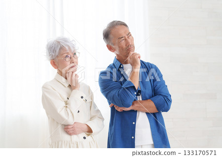 房間裡一對沉思的老夫婦 133170571