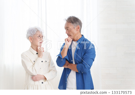 房間裡一對沉思的老夫婦 房間裡一對沉思的老夫婦 133170573