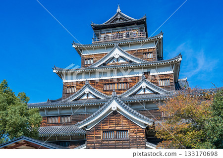 廣島城塔在藍天下熠熠生輝 133170698
