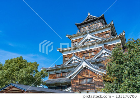廣島城塔在藍天下熠熠生輝 廣島城塔在藍天下熠熠生輝 133170700
