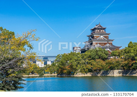 廣島城塔在藍天下熠熠生輝 133170704