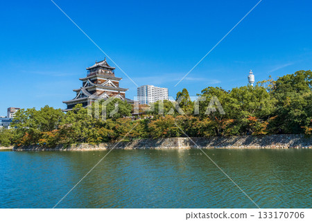 廣島城塔在藍天下熠熠生輝 133170706