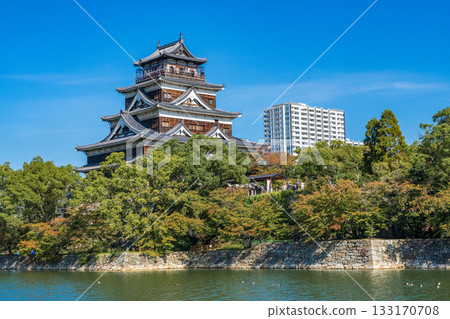 廣島城塔在藍天下熠熠生輝 廣島城塔在藍天下熠熠生輝 133170708