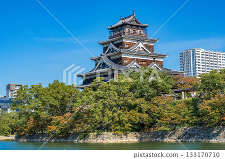 廣島城塔在藍天下熠熠生輝 133170710