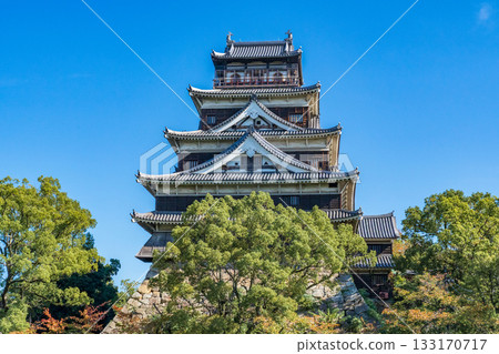 廣島城塔在藍天下熠熠生輝 133170717