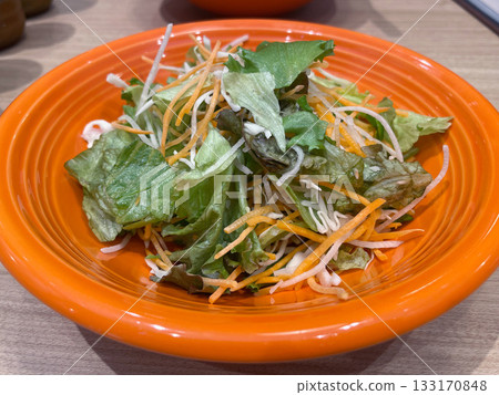 蘿蔔、胡蘿蔔和生菜沙拉:一道色彩繽紛、蔬菜豐富的沙拉。 蘿蔔、胡蘿蔔和生菜沙拉:一道色彩繽紛、蔬菜豐富的沙拉。 133170848