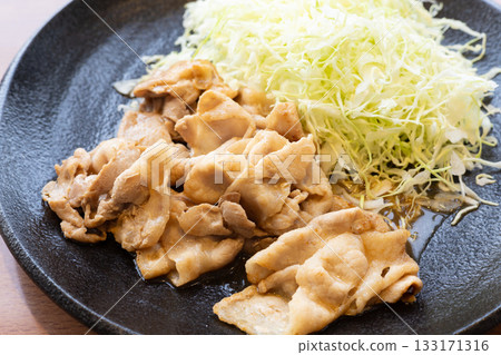 美味的烤豬肉和捲心菜絲 美味的烤豬肉和捲心菜絲 133171316