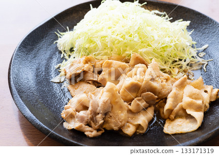 Delicious grilled pork and shredded cabbage 133171319