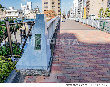 橫跨尾木川（東京都江東區）的牌匾上寫著「高橋」字樣 133171417