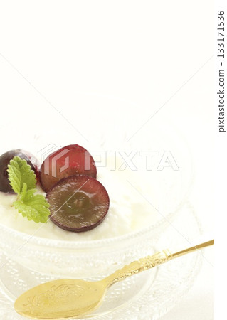 Yogurt topped with Kyoho grapes 133171536