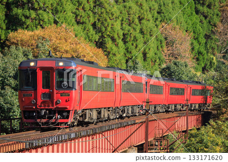 The limited express "Yufu" (JR Kyushu) on the Kyudai Main Line begins to change color. 133171620