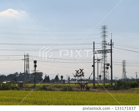 東武鐵道伊勢崎線 開往新伊勢崎的列車通過 478 號鐵路道口(2013 年 9 月 29 日),欄桿升起。 東武鐵道伊勢崎線 開往新伊勢崎的列車通過 478 號鐵路道口(2013 年 9 月 29 日),欄桿升起。 133171837