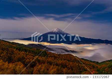 【山梨縣】富士山遠眺雲海，落葉松林覆蓋河口湖 133172067