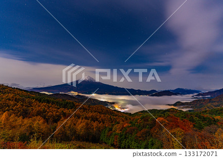 【山梨縣】富士山遠眺雲海，落葉松林覆蓋河口湖 133172071