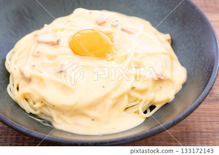 Carbonara, a delicious pasta topped with a raw egg 133172143
